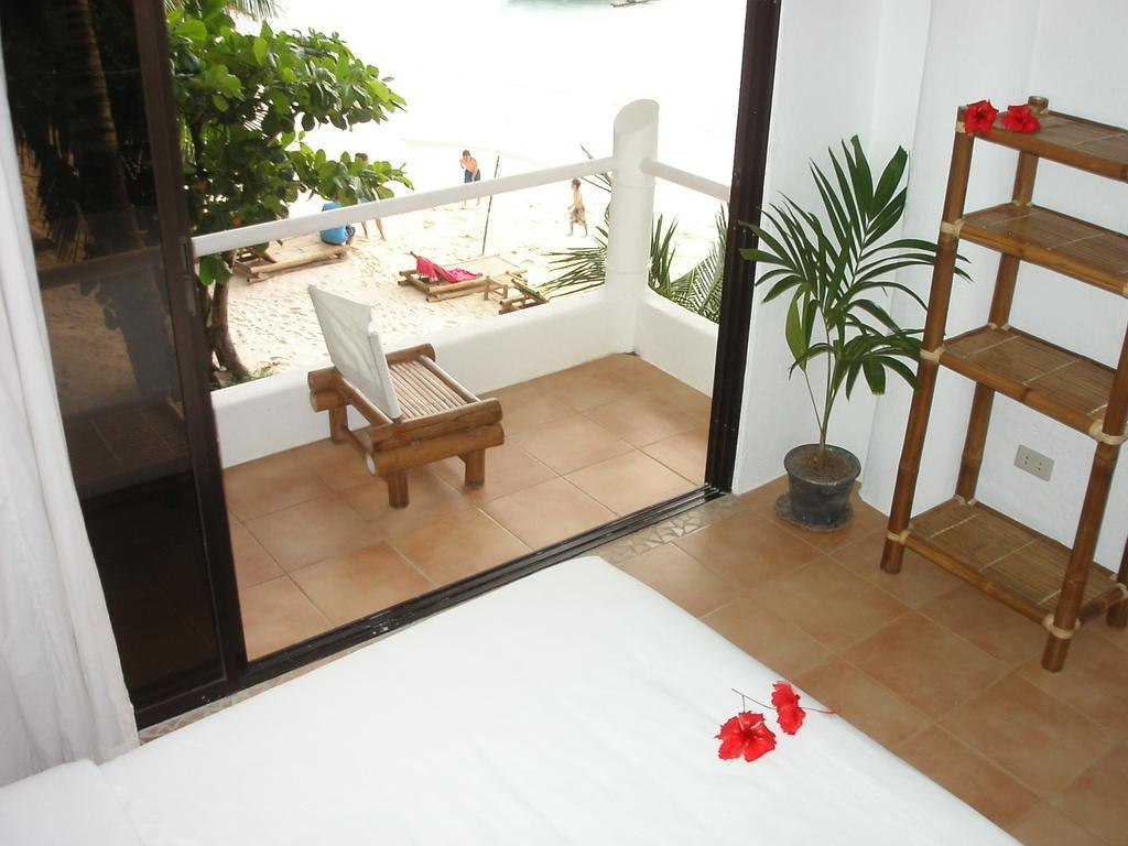 Artista Beach Villa Balabag  部屋 写真